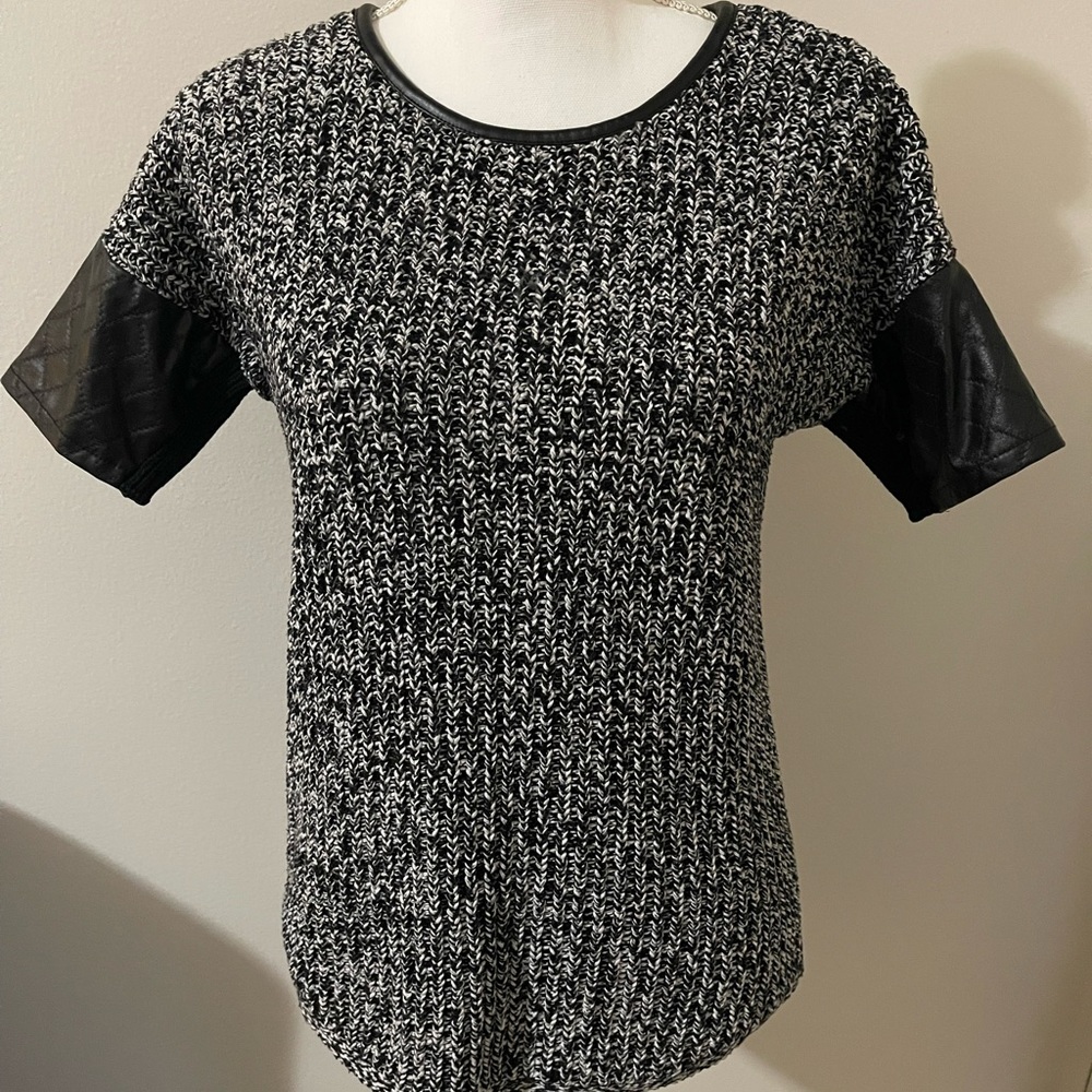 Ann Taylor Black/Gray/White Short Sleeve Woman’s Sweater,Used,Good condition 💎